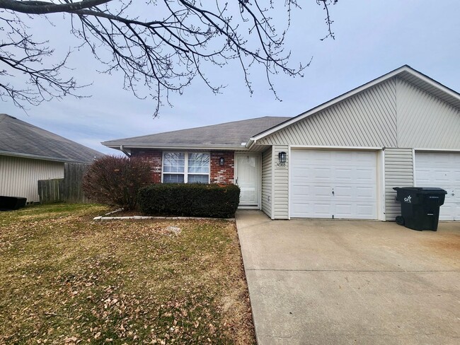 Building Photo - Completely Renovated 2 Bedroom 1 1/2 Bath 1 Car Garage Duplex