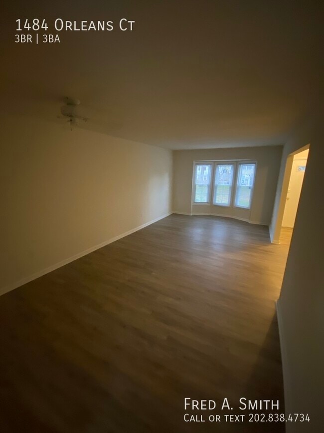 Building Photo - Renovated 3 Bedroom Town Available NOW in ...