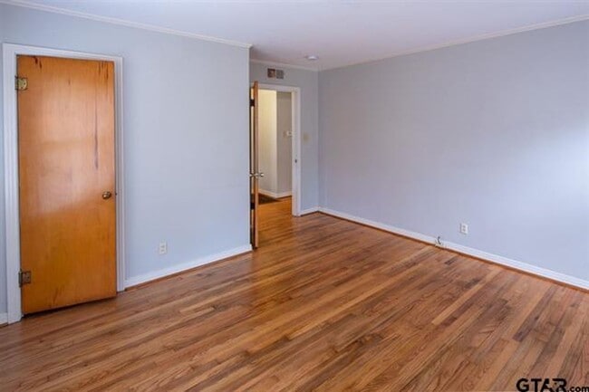 Building Photo - Sweet Cottage on Camellia!