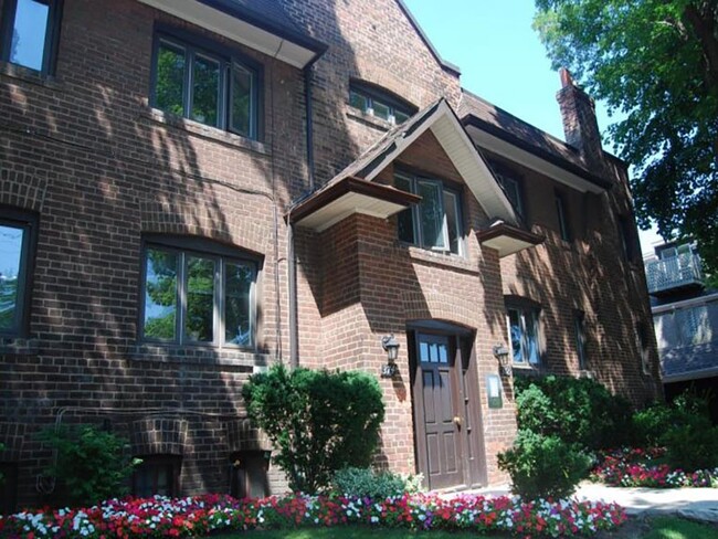Building Photo - 372 Davenport Rd