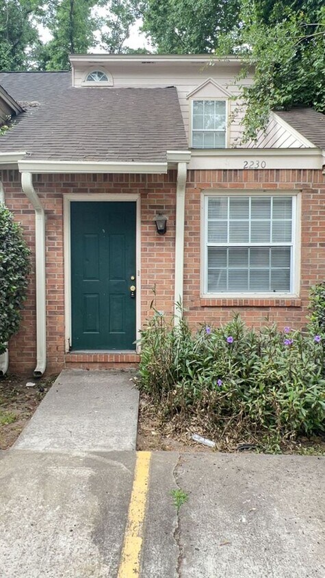 Primary Photo - Spacious townhouse that is convenient to c...