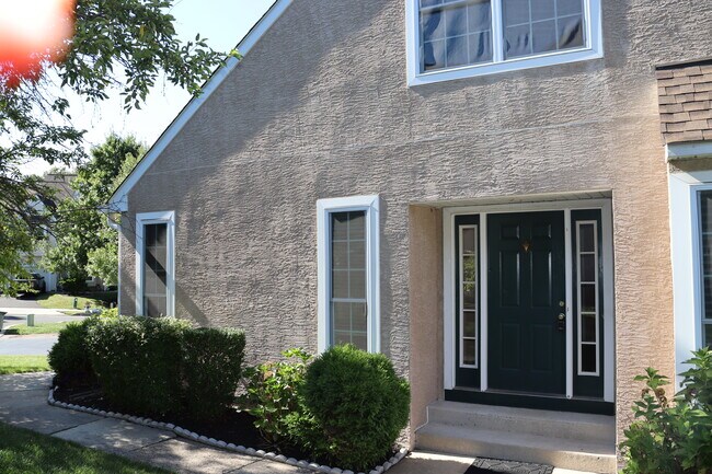Foto del edificio - 323 Country Club Dr