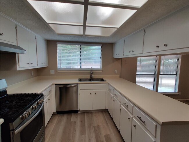 Foto del edificio - 5103 Summerset Trail
