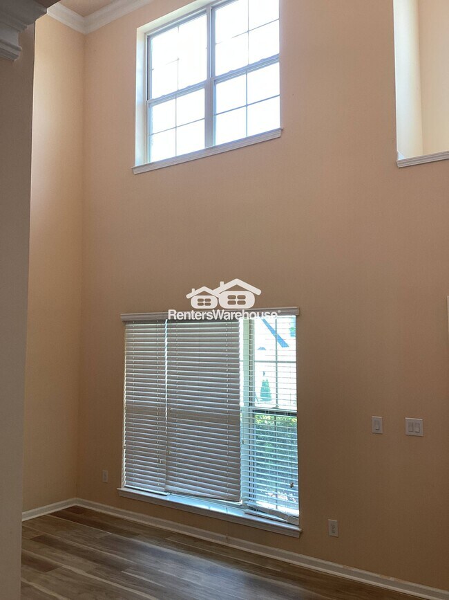 Foto del edificio - 4470 Hedgewood Dr