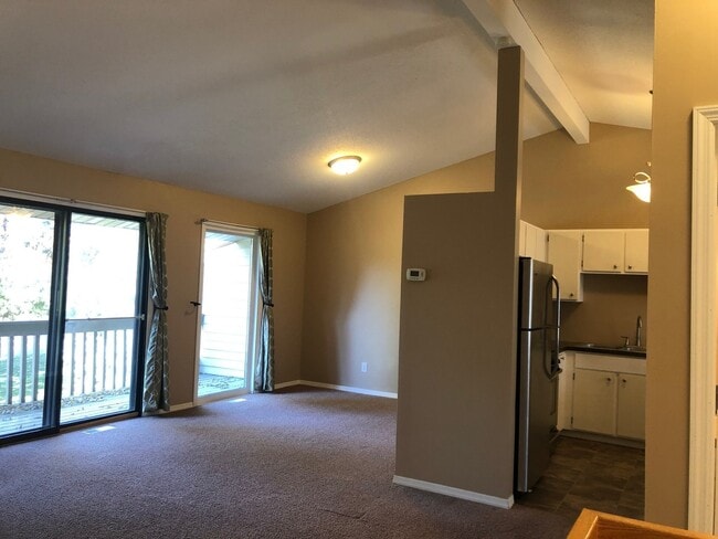 Building Photo - End Unit Townhouse Available Now, Vaulted ...