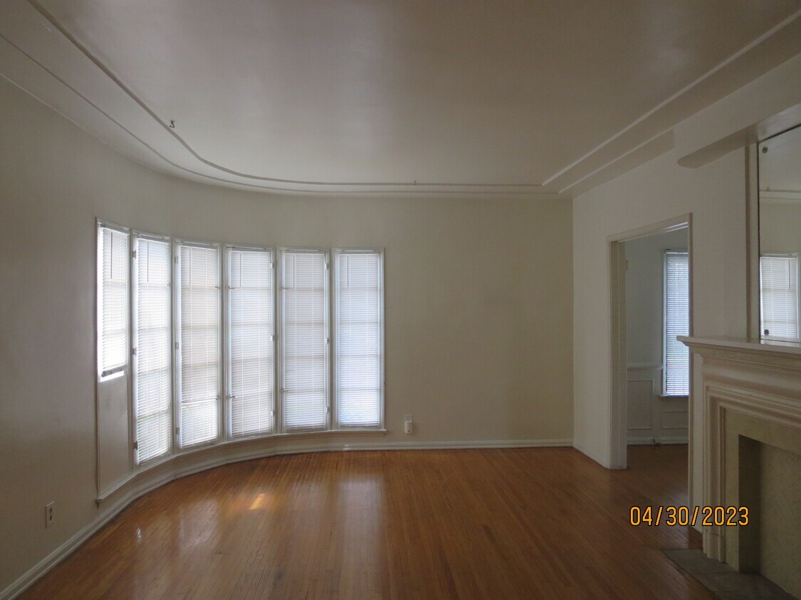 Living room - 5640 W 6th St