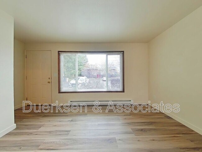 Building Photo - 953 NW Oak Ave