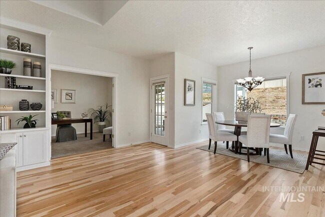 Foto del edificio - Stunning Home Near Warm Springs! FLEXIBLE ...