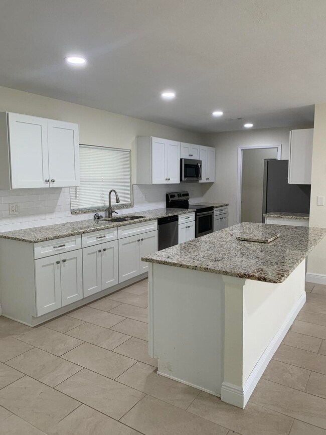 Foto del edificio - 445 SW Tulip Blvd