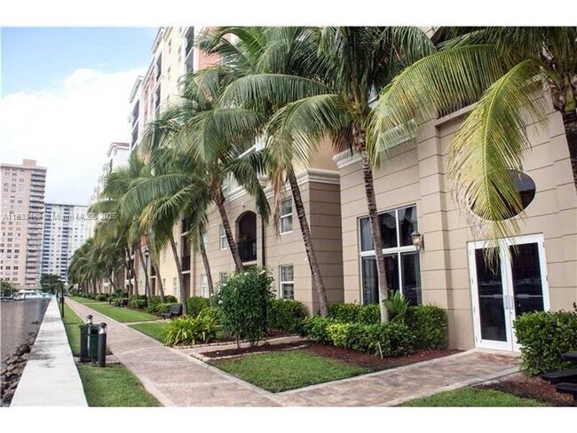 Foto del edificio - 17100 N Bay Rd