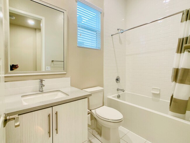 Foto del edificio - Modern 4BR Home in Irvine Great Park | Resort-Style Amenities & Top Schools