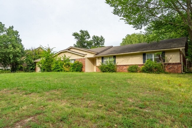 Building Photo - 4 Bed / 2 Bath In South Tulsa!