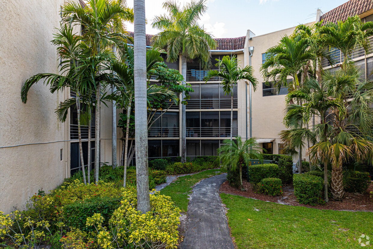 Building Photo - Plantation Club Condominiums