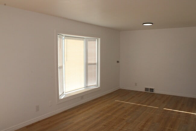 Building Photo - Cozy 2-bedroom, 1 full bath with vanity home located in Kansas City, MO