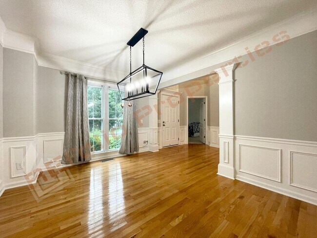 Building Photo - Charming 4 Bedroom 2.5 Bathroom Home w/ 1s...