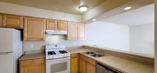 Foto del edificio - 4248 Tara Ave Unit 1 - 902 SQFT 2 Bed 1 Bath