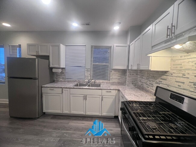 Foto del edificio - "Charming 3-Bed Gem in East Chicago – Spacious 1066 Sq Ft Retreat!"