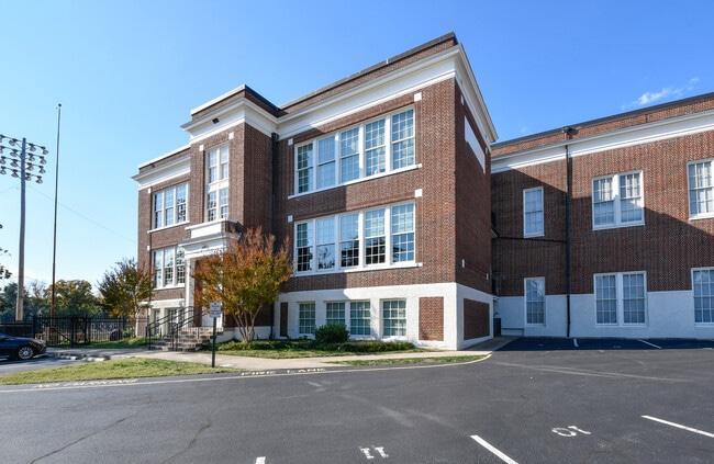 Building Photo - 900 Barton St