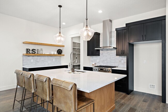 Building Photo - 2440 W Iron Coop St