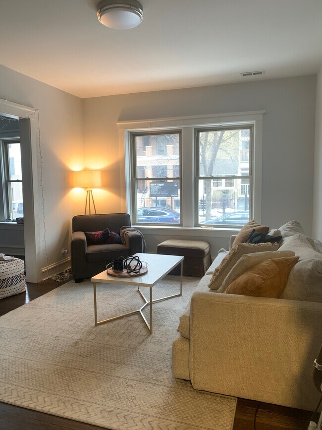 Living Room - 831 Altgeld W St