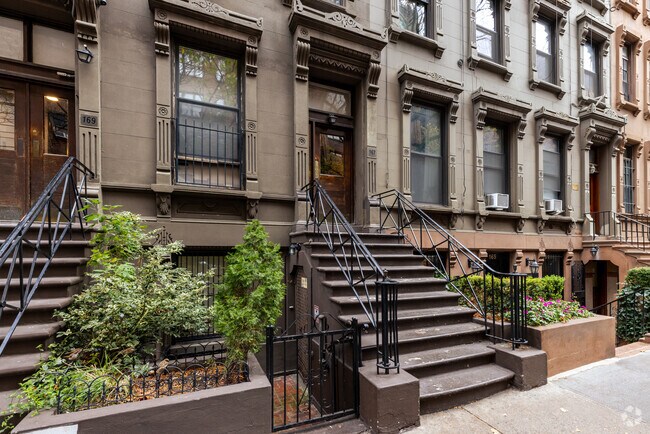 Entrada - 167 W 73rd St