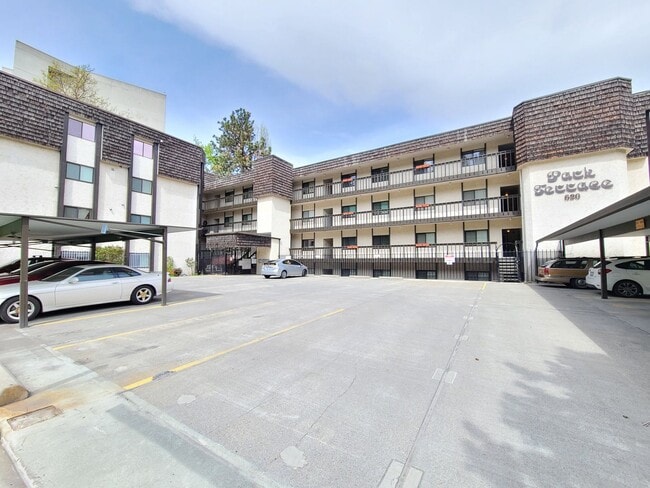 Building Photo - $1,695 - 2 Bed / 2 Bath Spacious Top Floor...