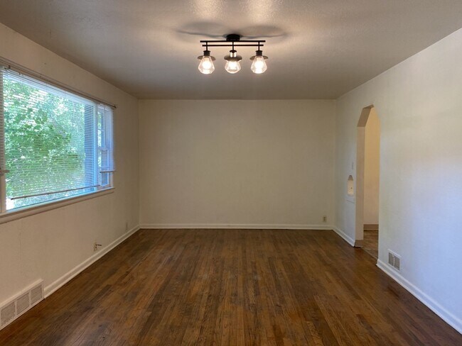 Foto del edificio - STUDENTS WELCOME! 3 Bedroom/ 1 Bathroom Home One Block from CSU