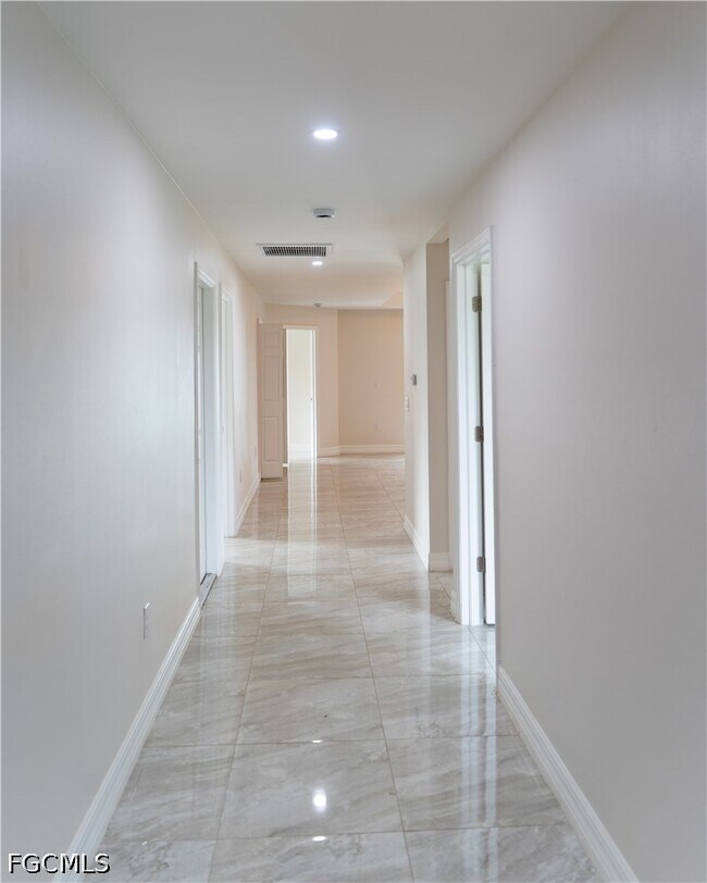 Foto del edificio - 941 Jaguar Blvd