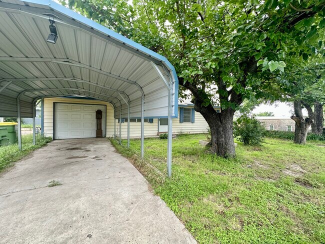 Building Photo - 611 N Pecan St