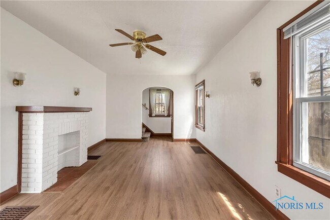 Building Photo - 1555 Ridgewood Ave