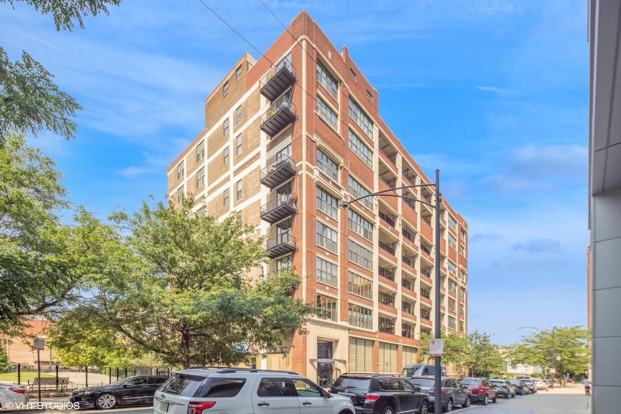 Primary Photo - 320 E 21st St