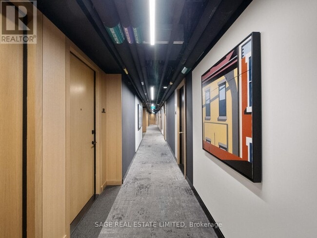 Building Photo - 899 College St