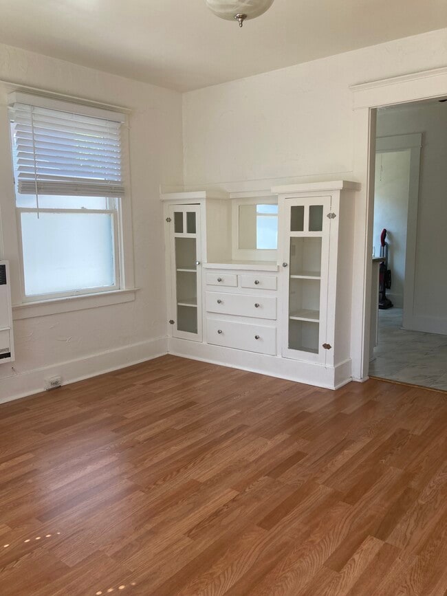 Building Photo - 129 S Broadway