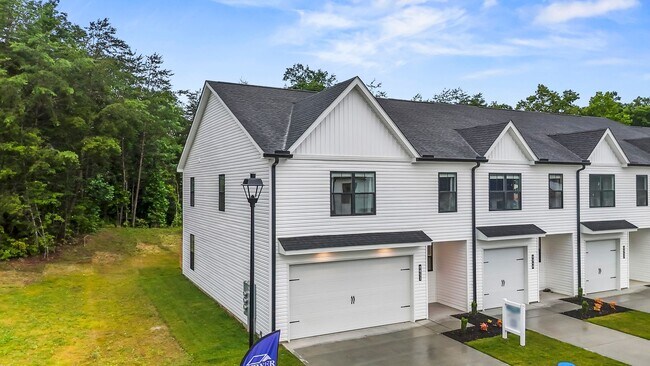 Foto del edificio - NEW 3-Bederoom Townhome, Now Offering $1000