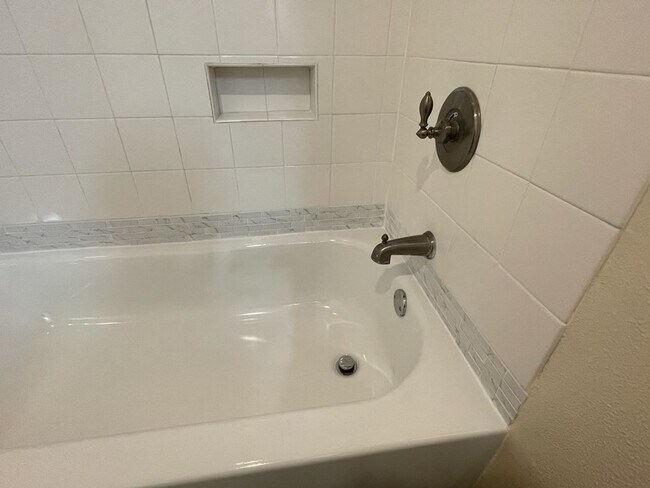 Building Photo - Beautiful Lower Level Condo Near Lake and ...