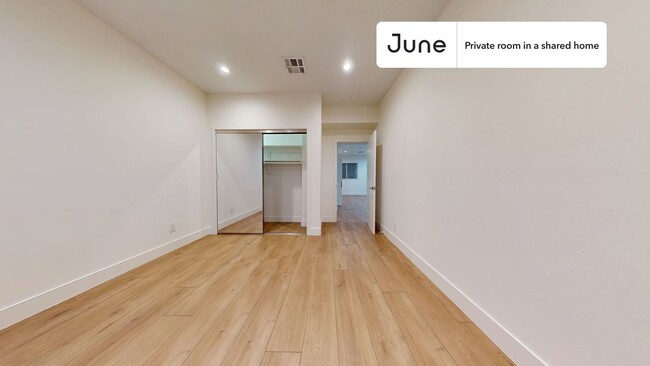 Foto del edificio - Private bedroom in 4 bed/4 bath Home