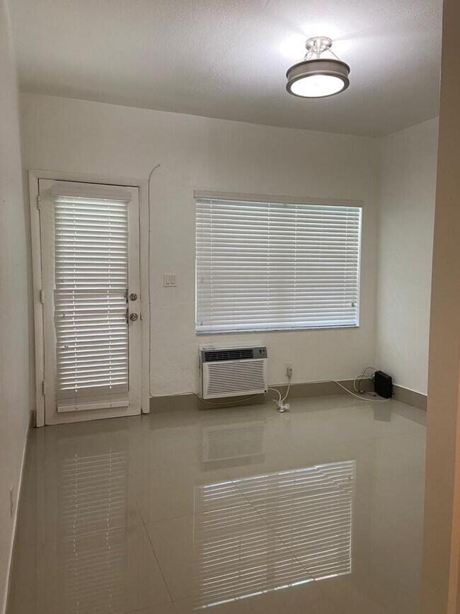 Foto del edificio - 6498 Collins Ave