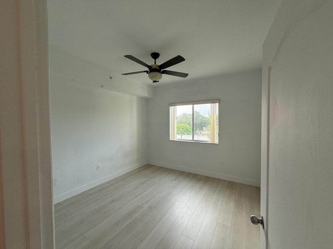 Foto principal - 6001 SW 70th St