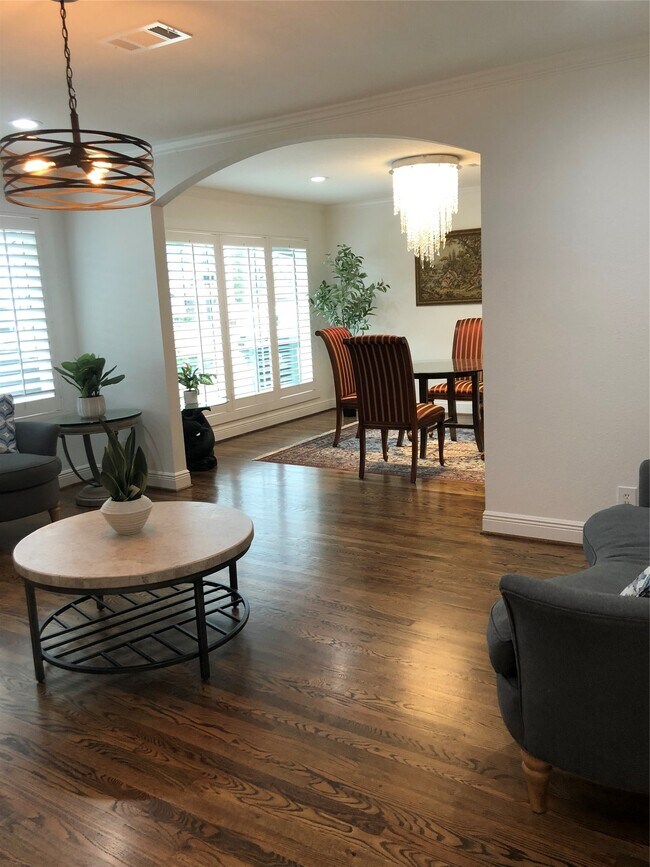 Foto del edificio - 1346 Chantilly Ln