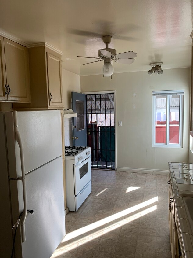 Kitchen - 1225 N Hollywood Way