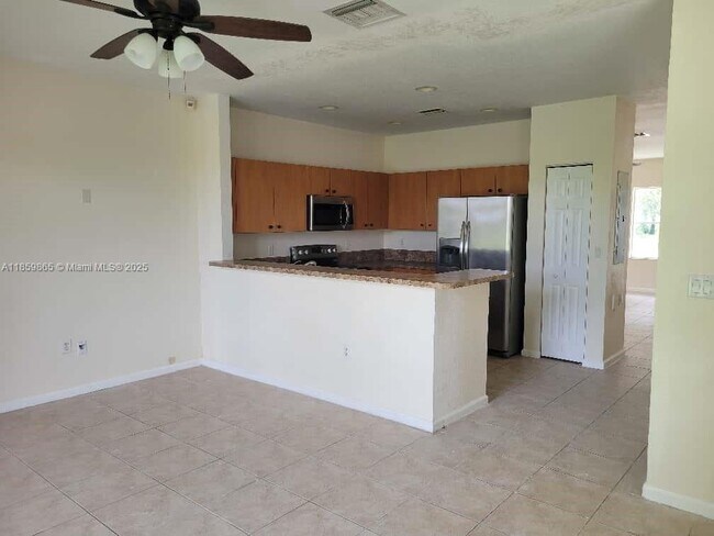 Foto del edificio - 8223 SW 27th St