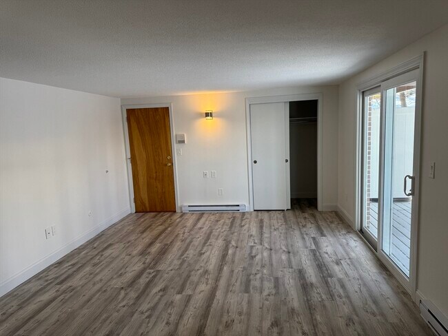 Foto del edificio - 6 Franzone Dr