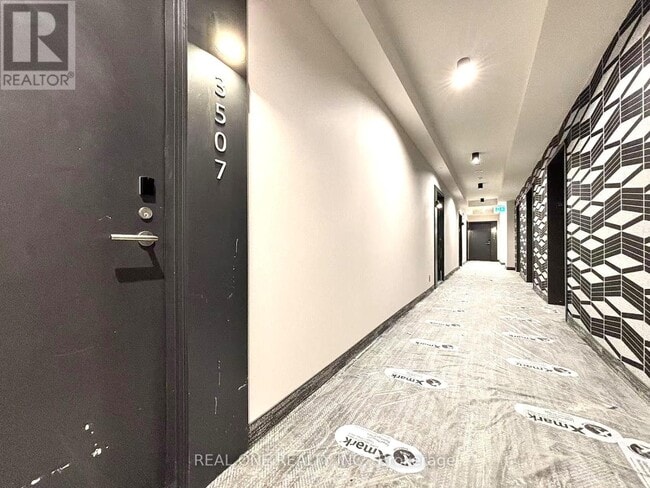 Building Photo - 180 Front St E