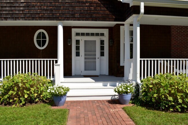 Building Photo - 10 Borden Ln