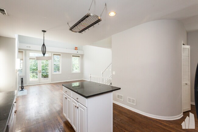 Foto del edificio - 1038 N Marshfield Ave
