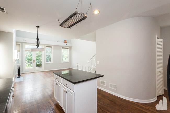 Building Photo - 1038 N Marshfield Ave