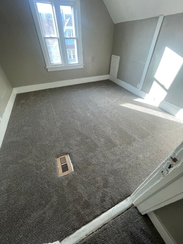 Building Photo - 2 Bedroom single Family with Brand New Carpet