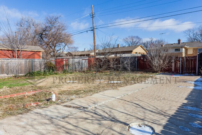 Building Photo - 1750 S Fabrique Dr