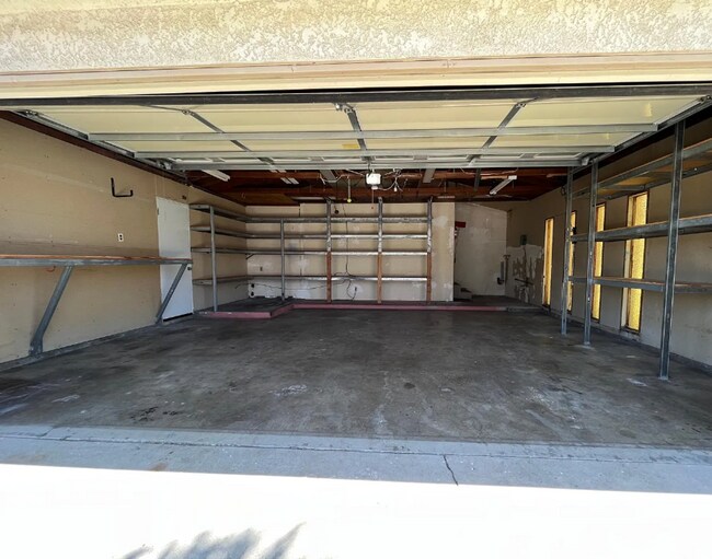 Building Photo - 3 Bedroom 2 Bath- House