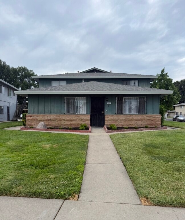 Building Photo - 4479 La Cresta Way